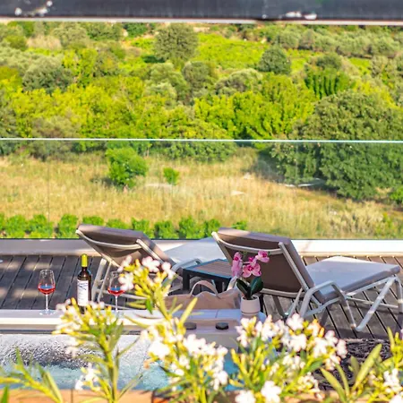 Villa Paris With Rooftop & Jacuzzi Valsamónero